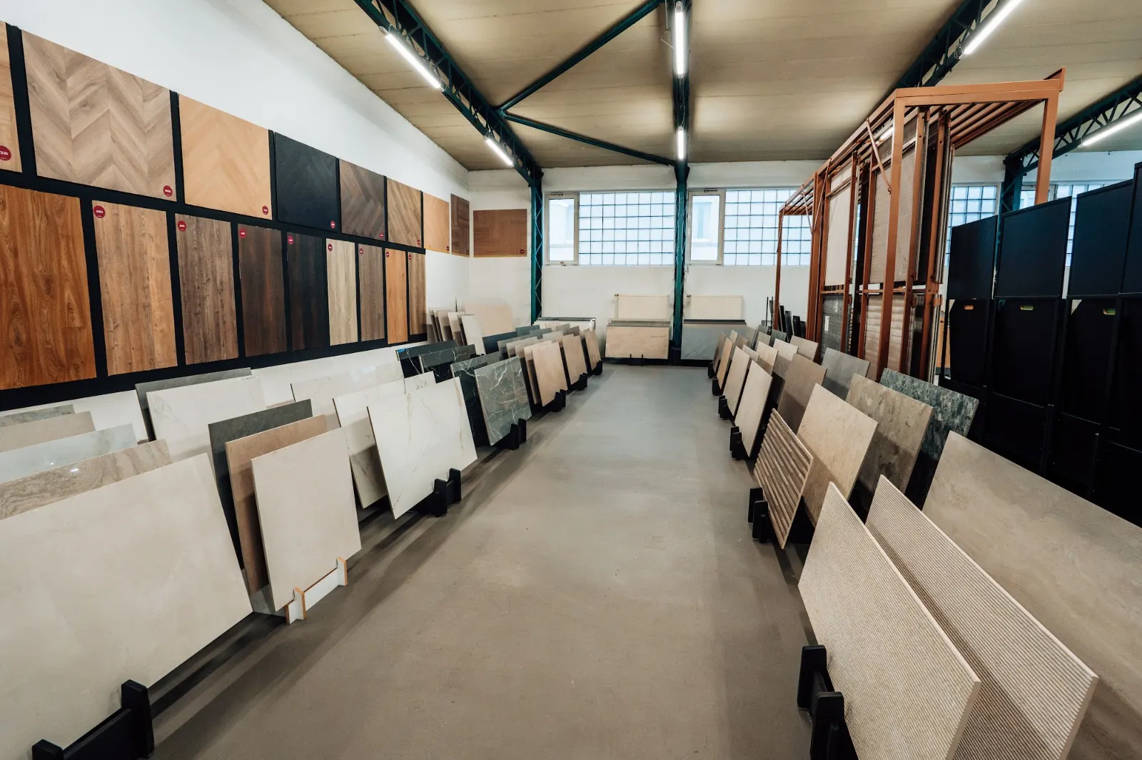 Blick in die Ausstellung von Stone & Home mit Musterwänden
