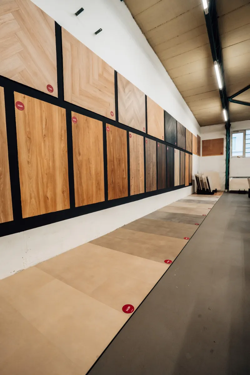 Musterwand mit Böden in Holzoptik und Fischgrät
